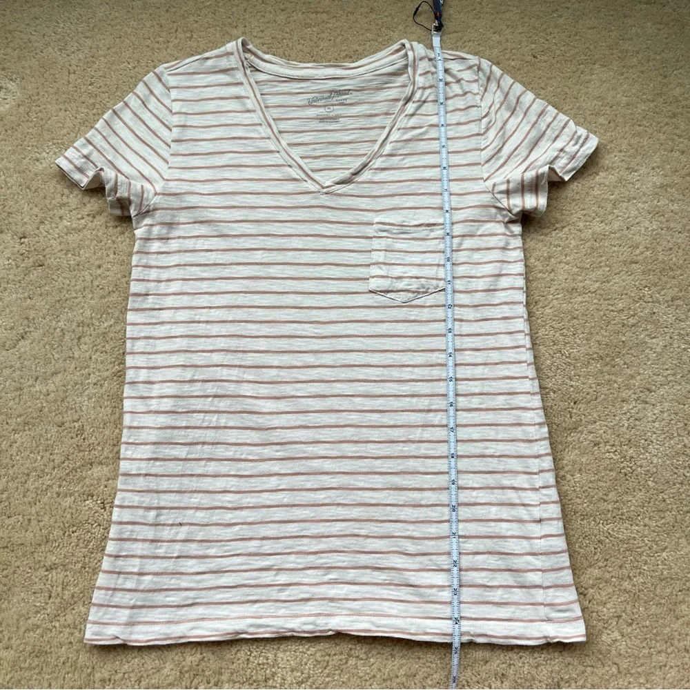 Universal Thread Women’s Beige StrIped Monterey V-neck T-Shirt - XS - EUC